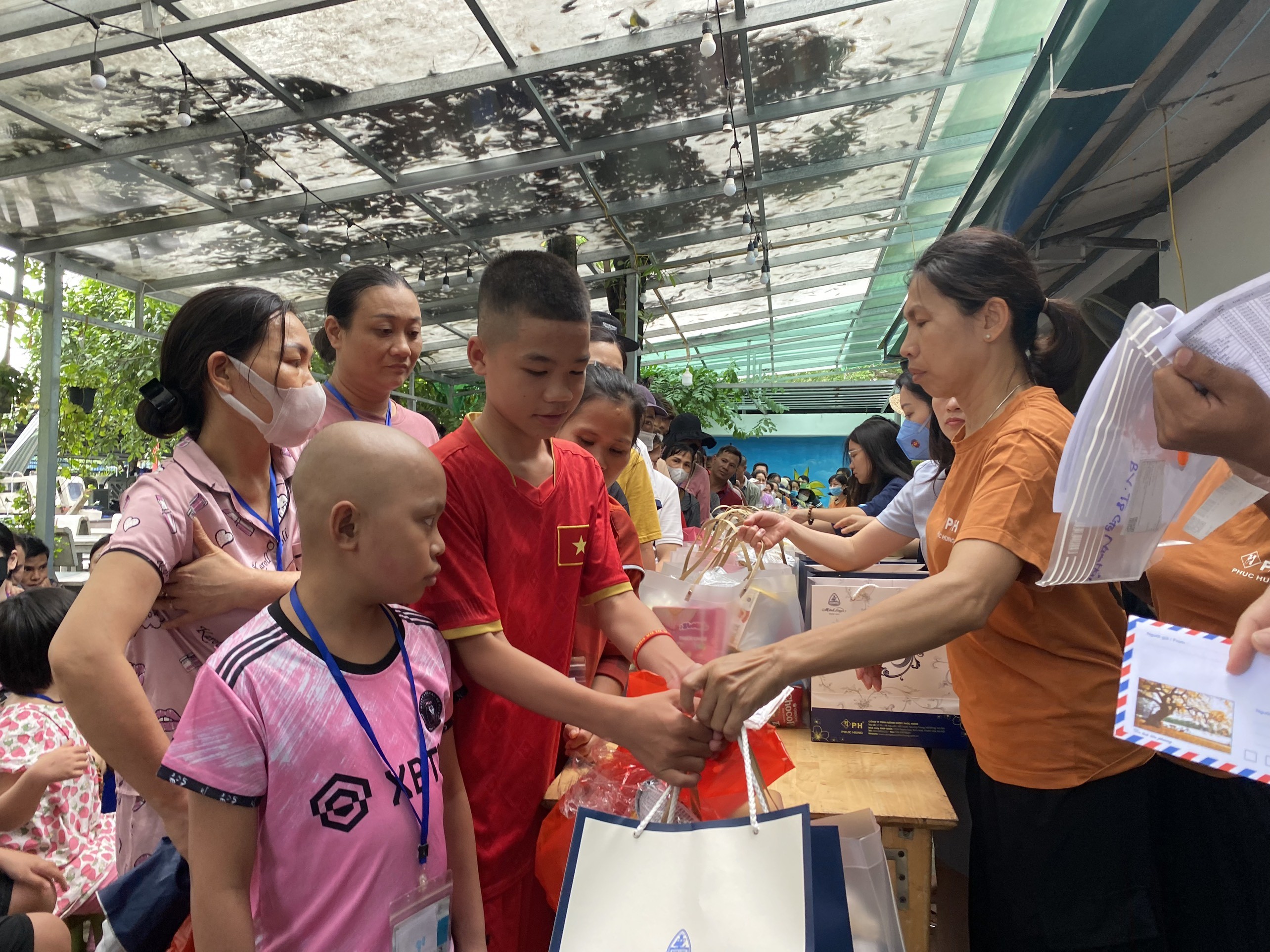 Đông dược Phúc Hưng trao tặng 138 suất quà cho các bé bệnh nhi tại Bệnh viện K Tân Triều